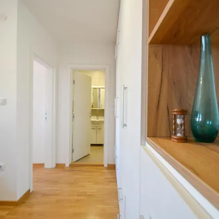 Apartman Shine24 - Spacious And Bright