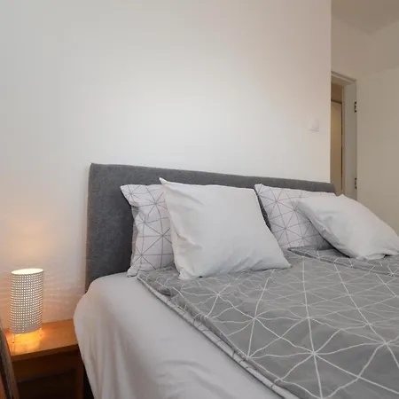 Apartman Shine24 - Spacious And Bright Újvidék