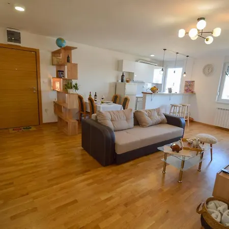 Apartman Shine24 - Spacious And Bright *