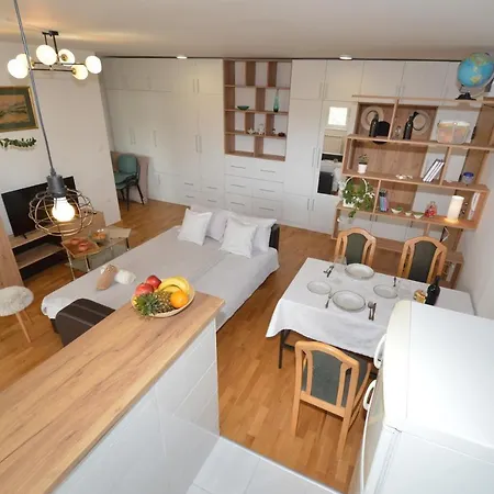 Shine24 - Spacious And Bright