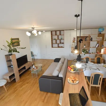 Shine24 - Spacious And Bright Apartman Újvidék