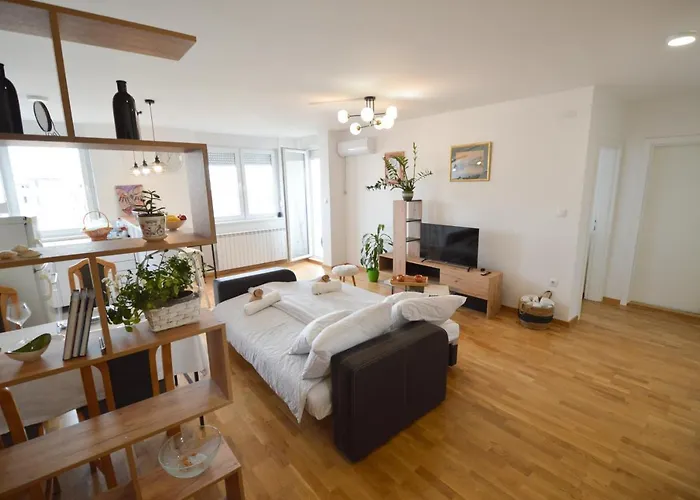 Shine24 - Spacious And Bright Διαμέρισμα