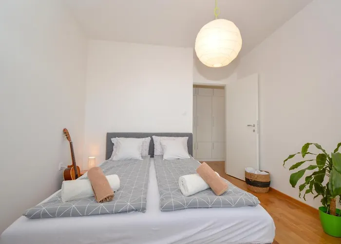 Shine24 - Spacious And Bright Διαμέρισμα