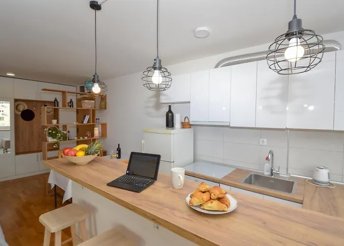 Shine24 - Spacious And Bright Διαμέρισμα