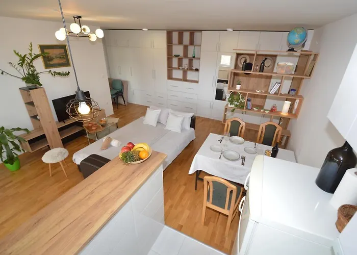 Shine24 - Spacious And Bright